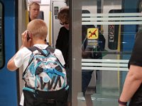 Dörrarna öppnas samtidigt med tågets dörrar.