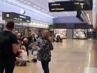Stockholm city - konst i ändan på den rymliga perrongen och bra info-montrar och skyltar.